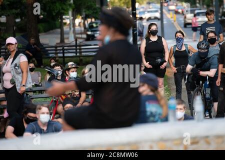 I manifestanti ascoltano un organizzatore del collettivo loro/loro presso un orientamento dei complici bianchi a Dupont Circle, prima di marciare contro la violenza e il razzismo della polizia a Washington, DC, il 25 luglio 2020, in mezzo alla pandemia del coronavirus. Le proteste contro il razzismo e la brutalità della polizia sono continuate oggi a Washington quasi due mesi dopo l'uccisione della polizia di George Floyd nel Minnesota, mentre gli scontri tra ufficiali federali e manifestanti si sono intensificati a Portland, O, poiché i focolai della COVID-19 peggiorano in tutto il sud e ovest degli Stati Uniti. (Graeme Sloan/Sipa USA) Foto Stock