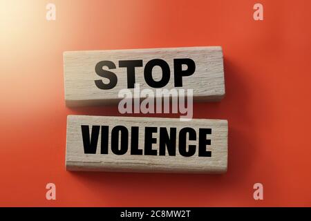 Stop violenza parole su blocchi di legno costruzione in rosso. Fermare il concetto di razzismo. Foto Stock