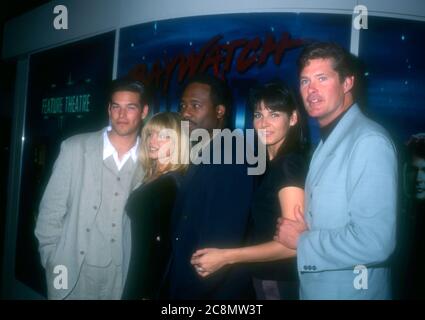 Las Vegas, Nevada, USA 23 gennaio 1996 attore Eddie Cibrian, attrice Donna D'Errico, attore Gregory Alan Williams, attrice Angie Harmon e attore David Hasselhoff partecipa alla VSDA Convention il 23 gennaio 1996 come Las Vegas Convention Center a Las Vegas, Nevada, USA. Foto di Barry King/Alamy Stock foto Foto Stock