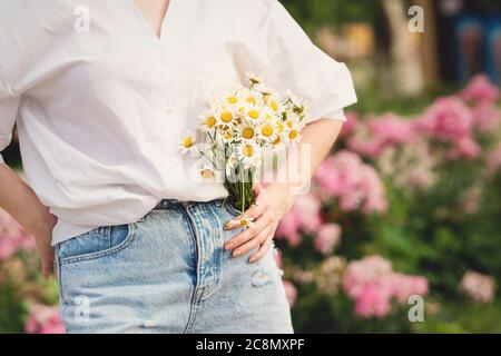 Carino bouquet di fiori semplici margherite su sfondo bianco con spazio copia. Foto Stock