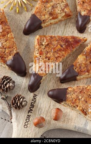 mini barrette di noce tedesche su tavola di legno forno di natale Foto Stock