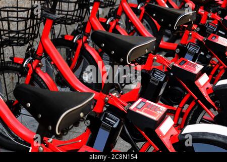 Biciclette rosse per la condivisione delle biciclette che possono essere utilizzate in ciascuna delle principali destinazioni turistiche del Giappone Foto Stock