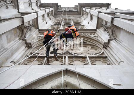 Il vice Clarke di opere Iain McDonald e Industrial Rope Access Trade Association L3 Supervisor Adam Garre asseil giù per la West Tower di Westminster Abbey, a Londra, come verificare le condizioni della pietra. Foto Stock