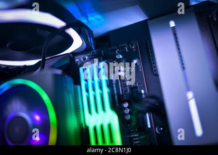 Primo piano di una scheda madre del computer, di una memoria RGB e di una ventola della CPU RGB Foto Stock