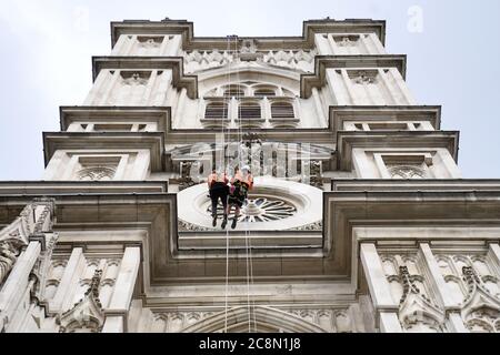 Il vice Clarke di opere Iain McDonald e Industrial Rope Access Trade Association L3 Supervisor Adam Garre asseil giù per la West Tower di Westminster Abbey, a Londra, come verificare le condizioni della pietra. Foto Stock