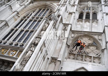 Il vice Clarke di opere Iain McDonald e Industrial Rope Access Trade Association L3 Supervisor Adam Garre asseil giù per la West Tower di Westminster Abbey, a Londra, come verificare le condizioni della pietra. Foto Stock