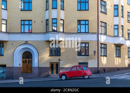 Vintage Citroen 2CV parcheggiato di fronte all'edificio storico di Helsinki Foto Stock