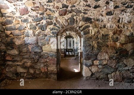 Massicce mura in pietra nello storico seminterrato militare della fortezza in Finlandia Foto Stock