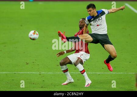 MILANO, ITALIA - LUGLIO 24: Rafael Leao di Milano, Bosko Sutalo di Atalanta visto durante la serie UNA partita di campionato tra AC Milano e Atalanta Bergamp il 24 luglio 2020 a Milano, Itlaly. Foto Stock