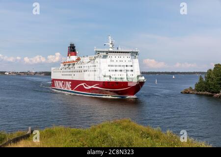 Tutte le navi che si avvicinano al centro di Helsinki devono attraversare uno stretto corso d'acqua chiamato "Kustaanmiekka". Foto Stock