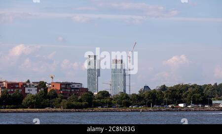 La città di Helsinki è circondata dal mare da est, sud e ovest. Il nuovo quartiere residenziale, Kalasatama, ha gli edifici residenziali più alti della città. Foto Stock