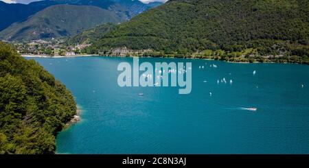 Lago di Ledro in Valle Ledro, Trentino Alto Adige, Italia settentrionale, Europa. Questo lago è uno dei più belli del Trentino. Foto Stock