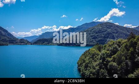 Lago di Ledro in Valle Ledro, Trentino Alto Adige, Italia settentrionale, Europa. Questo lago è uno dei più belli del Trentino. Foto Stock