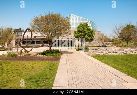 Cascate del Niagara, Canada - 25 aprile 2012: Niagara Parks Butterfly Conservatory con scultura a farfalla all'ingresso. Foto Stock