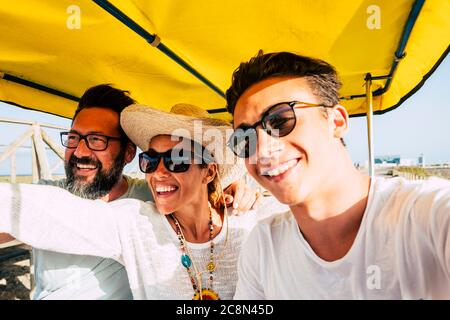 Allegra famiglia felice divertirsi insieme in attività di svago all'aperto ridendo e sorridendo - concep tof vacanza estiva per adulti e adolescente p Foto Stock