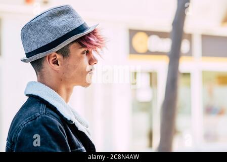 Bella gente giovane teeanger alternativa stile di tendenza ritratto con concetto urbano della città sullo sfondo - capelli colorati e cappello artista look moda Foto Stock