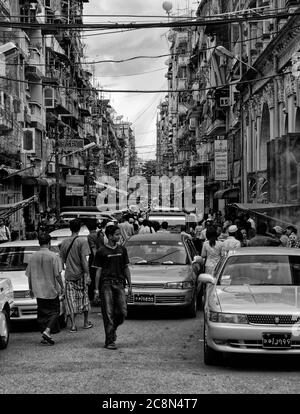 Le trafficate strade affollate del centro di Yangon in Myanmar, formalmente Rangoon in Birmania, Asia Foto Stock