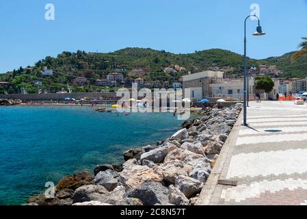 porto santo stefano, italia 25 2020 luglio: spiaggia con scogliera a porto santo stefano Foto Stock
