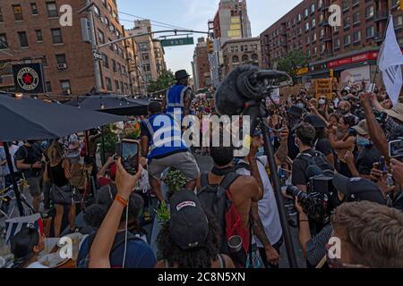NEW YORK, NY – LUGLIO 25: Clive Destiny fondatore di Unite NY taunts clienti di ristoranti durante una marcia coordinata con Black Lives Matter Movement e in Foto Stock
