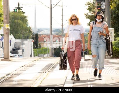 Belgrado, Serbia - 16 luglio 2020: Due giovani donne casualy vestite in stile urbano a piedi per la strada Foto Stock