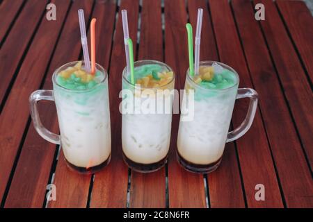 Es Cendol, bevanda tradizionale Java. Il Cendol è un dolce freddo popolare dessert che contiene goccioline di gelatina di farina di riso verde simile a verme, latte di cocco e Foto Stock