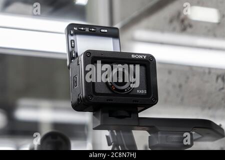 Krasnoyarsk, Russia, 20 giugno 2020: Fotocamera Sony RX 2 II nella vetrina del negozio Foto Stock
