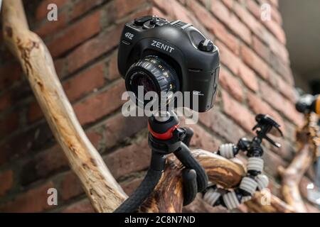 Krasnoyarsk, Russia, 20 giugno 2020: zenit dx System 412 telecamera russa gorillapod Foto Stock