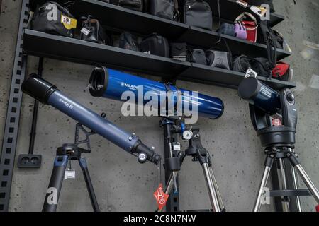 Krasnoyarsk, Russia, 20 giugno 2020: Telescopi Meade nella vetrina del negozio Foto Stock