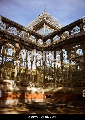 Immagine verticale a basso angolo del Palazzo di Cristallo nel Parco del Retiro a Madrid, Spagna Foto Stock