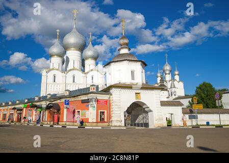 ROSTOV IL GRANDE, RUSSIA - 19 LUGLIO 2017: Vista della Cattedrale dell'Assunzione dalla piazza della città in un giorno di sole luglio Foto Stock