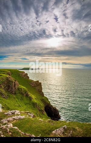 The Worm's Head from Kitchen Corner a Rhossili Beach sulla penisola di Gower, Galles Foto Stock