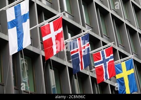 Bandiere nordiche sull'hotel Kamp a Helsinki, Finlandia. Bandiere da sinistra: Finlandia, Danimarca, Islanda, Norvegia, Svezia Foto Stock