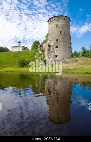 Antica Torre Gremyachaya e Chiesa Cosmodamianskaya in un pomeriggio di giugno. Pskov, Russia Foto Stock