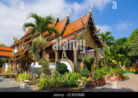 Vihan dell'antico tempio buddista di Wat Ket Karam in una giornata di sole. Chiang mai, Thailandia Foto Stock