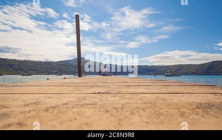 Molo in legno sul lago Castel Gandolfo vicino a Roma Foto Stock