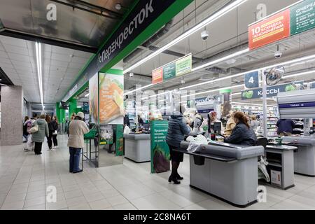 Persone che acquistano beni a Perekrestok, la più grande catena di supermercati della Russia gestita da X5 Retail Group, San Pietroburgo, Russia Foto Stock