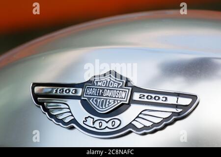 Logo Harley-Davidson Motor Cycles 100 anni su serbatoio di gas di un ciclo motore Foto Stock