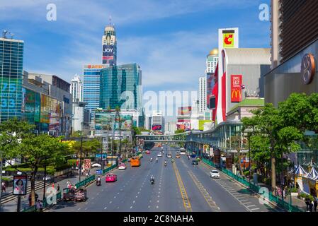 BANGKOK, THAILANDIA - 01 GENNAIO 2019: Ratchadamri Road in una giornata di sole Foto Stock