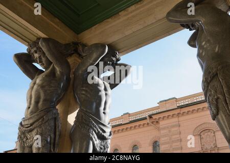 Le Atlantide dell'Eremo, scultura pubblica figurativa a San Pietroburgo, Russia Foto Stock