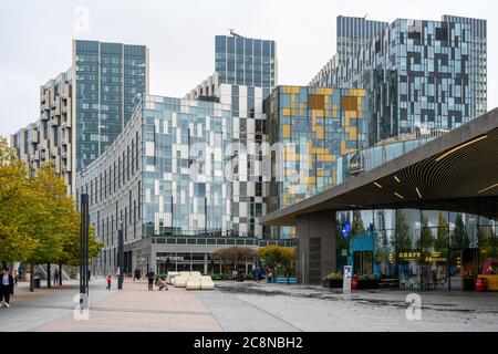 Peninsula Square è adiacente alla O2 Arena (Millennium Dome) nella Greenwich Peninsula, Londra, Inghilterra, Regno Unito. Foto Stock