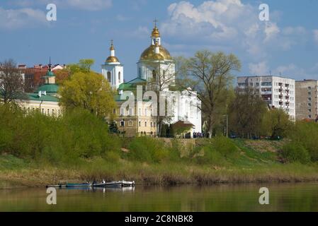 Vista della vecchia Cattedrale dell'Epifania in un giorno soleggiato di aprile. Polotsk, Bielorussia Foto Stock