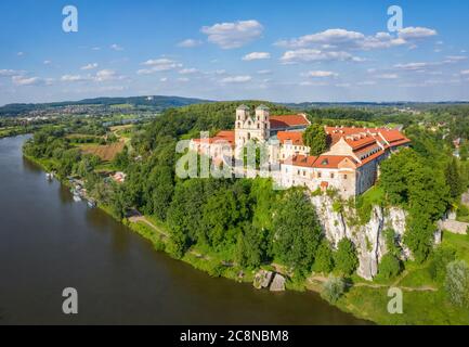 Veduta aerea dell'Abbazia Benedettina di Tyniec vicino a Cracovia, Polonia Foto Stock