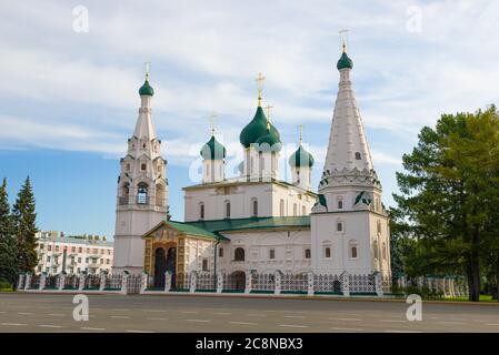 Vista della chiesa del Profeta Elia in un giorno nuvoloso di luglio. Yaroslavl, anello d'oro della Russia Foto Stock