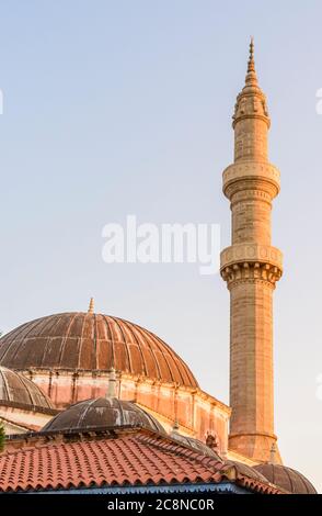 La Moschea di Suleiman e il suo minareto nella vecchia città di Rodi, Grecia Foto Stock