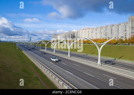 ST. PETERSBURG, RUSSIA - 05 OTTOBRE 2019: Vista del diametro ad alta velocità occidentale nel pomeriggio di ottobre Foto Stock