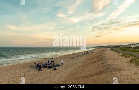 Gruppi di persone con falò sulla spiaggia di Montauk, NY Foto Stock