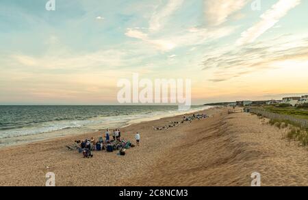 Gruppi di persone con falò sulla spiaggia di Montauk, NY Foto Stock