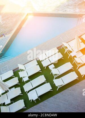 sedie a sdraio vicino alla piscina, vista dall'alto Foto Stock