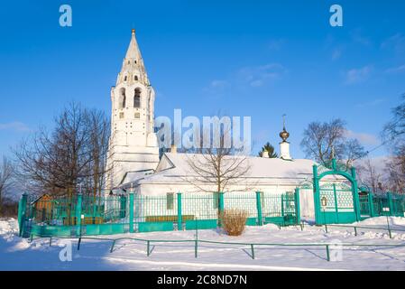 Intercessione Chiesa in un giorno di sole gennaio. Tutaev, Russia Foto Stock