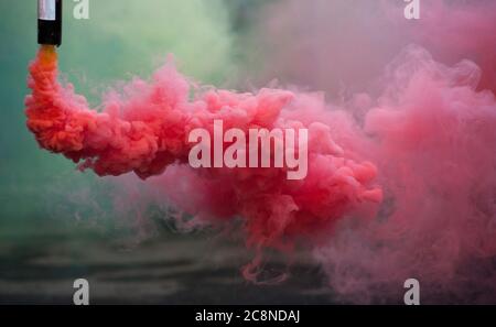 Rosa bomba fumogena .festival di colore del segnale di fumo Foto stock -  Alamy